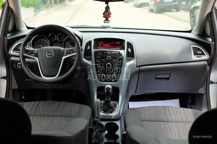 Opel Astra J 2012 photo 3