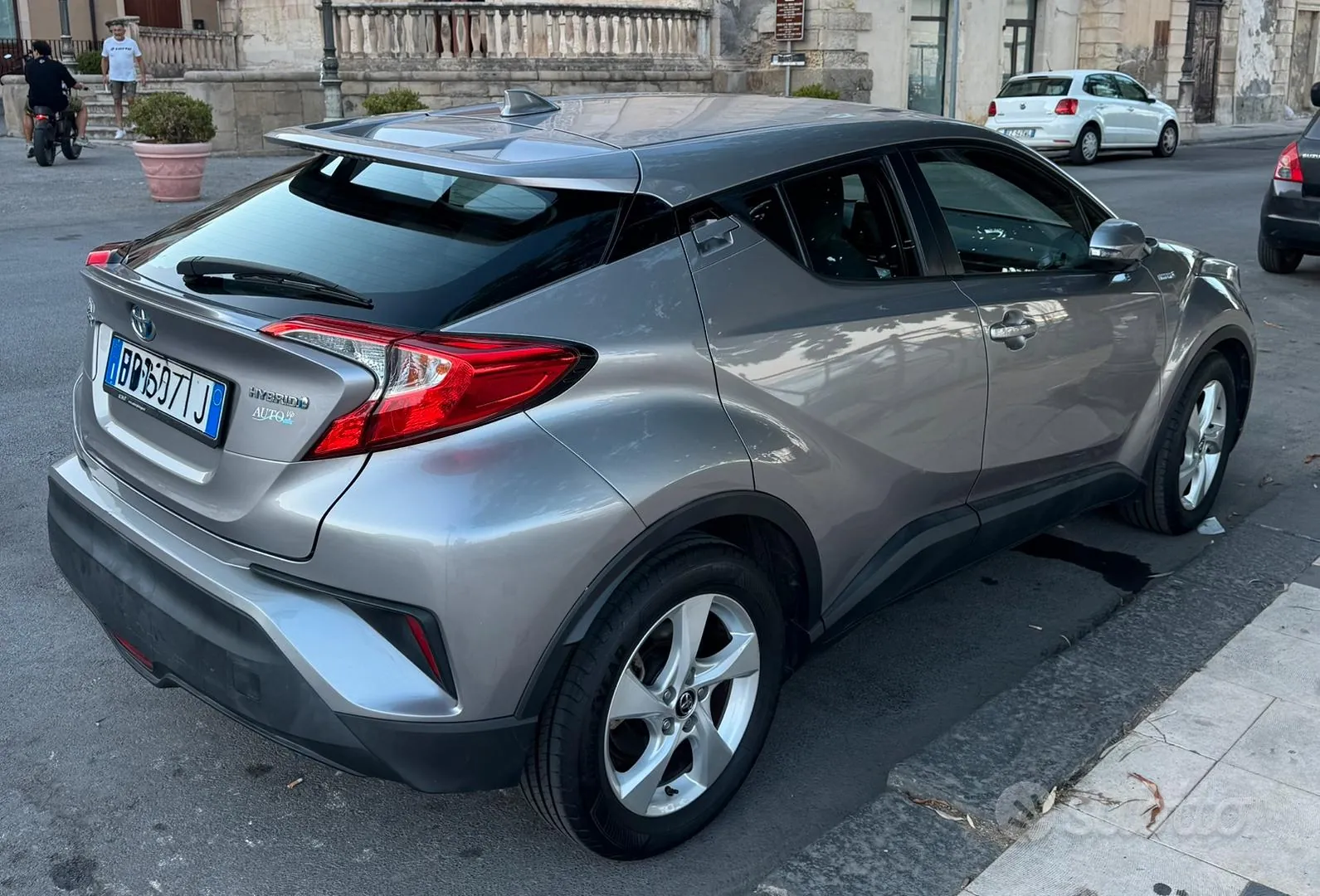 Toyota C-Hr 2018 photo 2