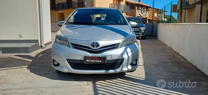 Toyota Yaris 2012 photo 2