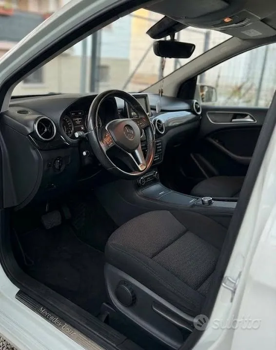 Mercedes-Benz B180 2013 photo 3