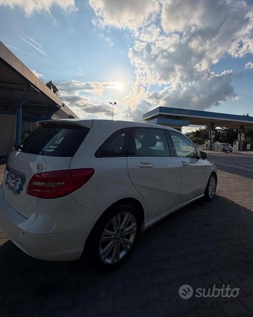 Mercedes-Benz B180 2013 photo 2