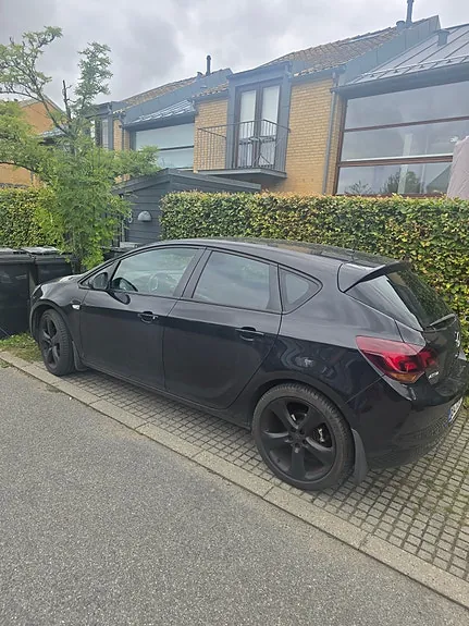 Opel Astra 2010 photo 2