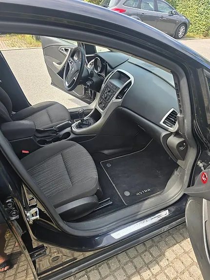 Opel Astra 2010 photo 4