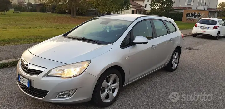 Opel Astra 2011 photo 3
