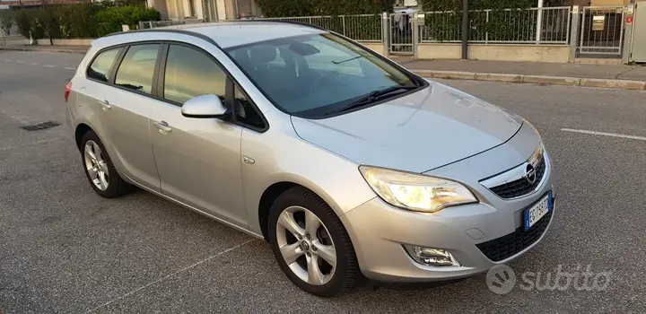 Opel Astra 2011 photo 2
