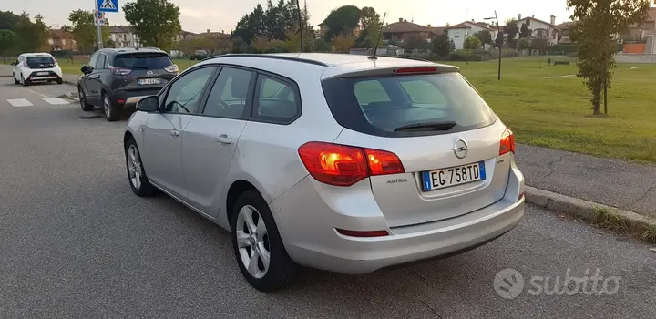 Opel Astra 2011 photo 4