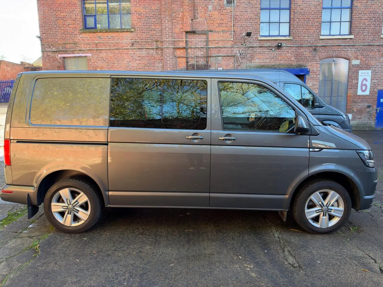 Volkswagen Transporter 2019 photo 2
