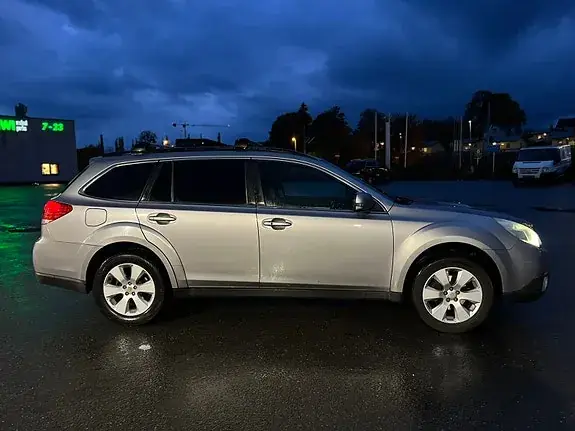 Subaru Outback 2011 photo 4