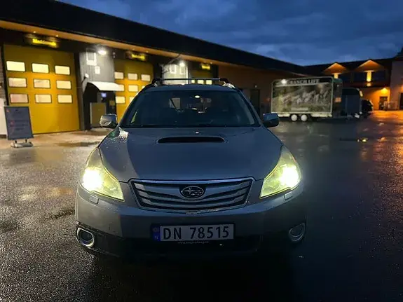 Subaru Outback 2011 photo 2