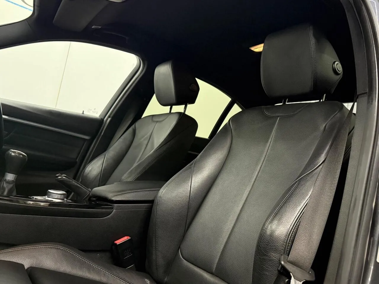 BMW 3 Series 2018 photo 3