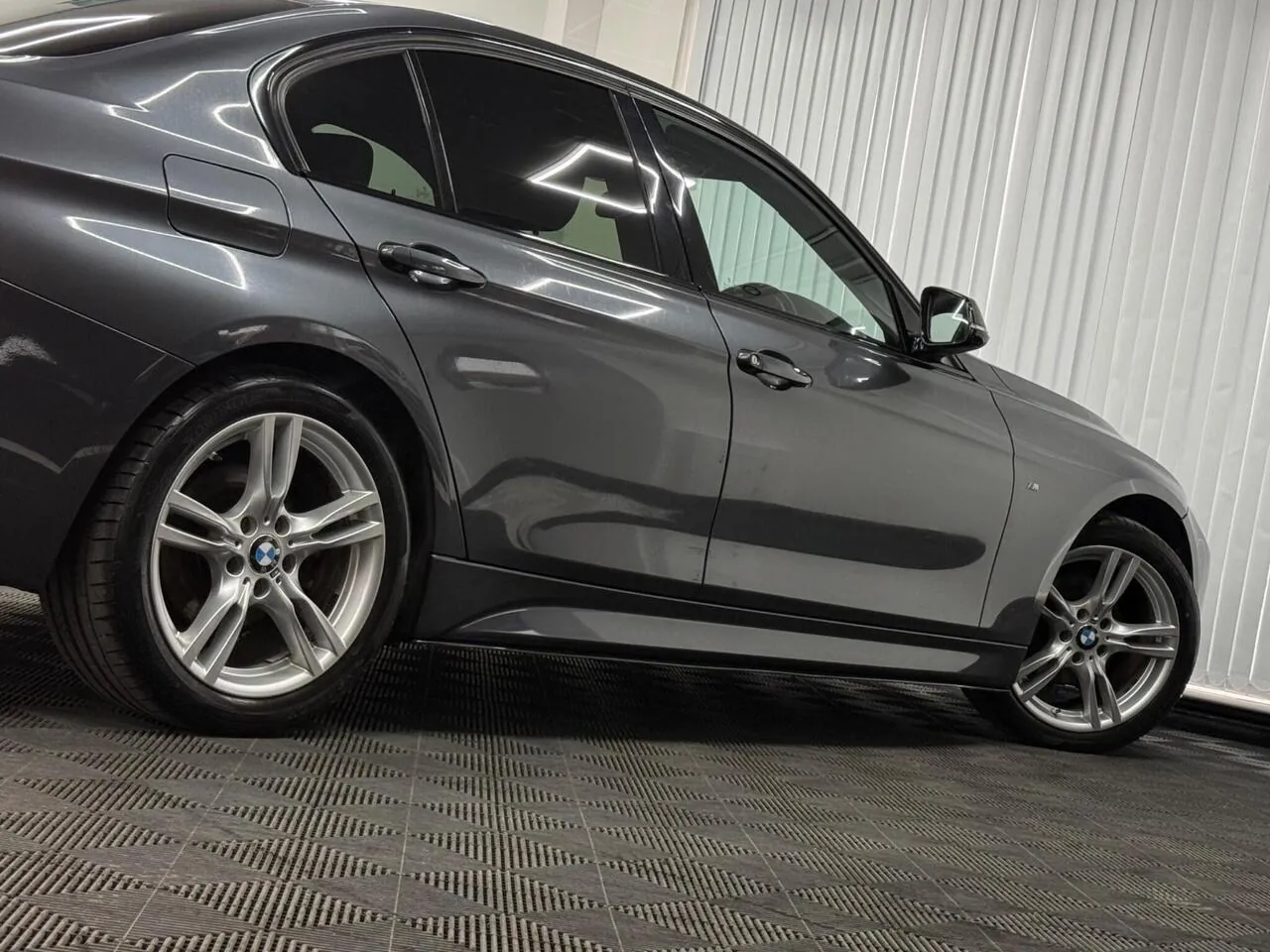 BMW 3 Series 2018 photo 5