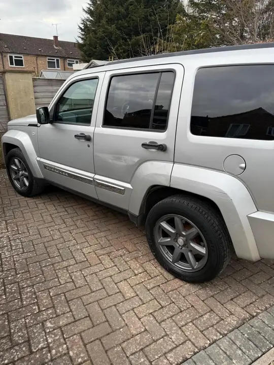Jeep Cherokee 2009 photo 3