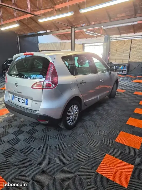 Renault Megane 2011 photo 2