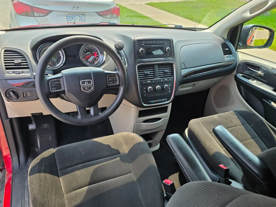 Dodge Grand Caravan 2012 photo 2