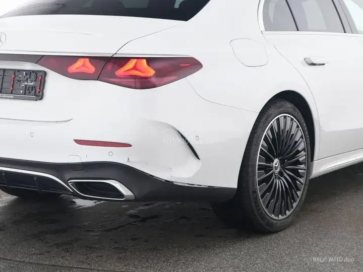 Mercedes-Benz E 220 2025 photo 2