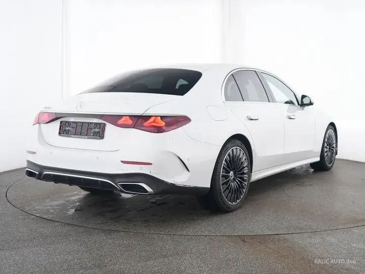 Mercedes-Benz E 220 2025 photo 3