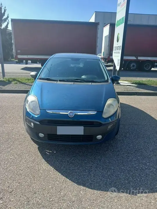 Fiat Punto 2011 photo 2