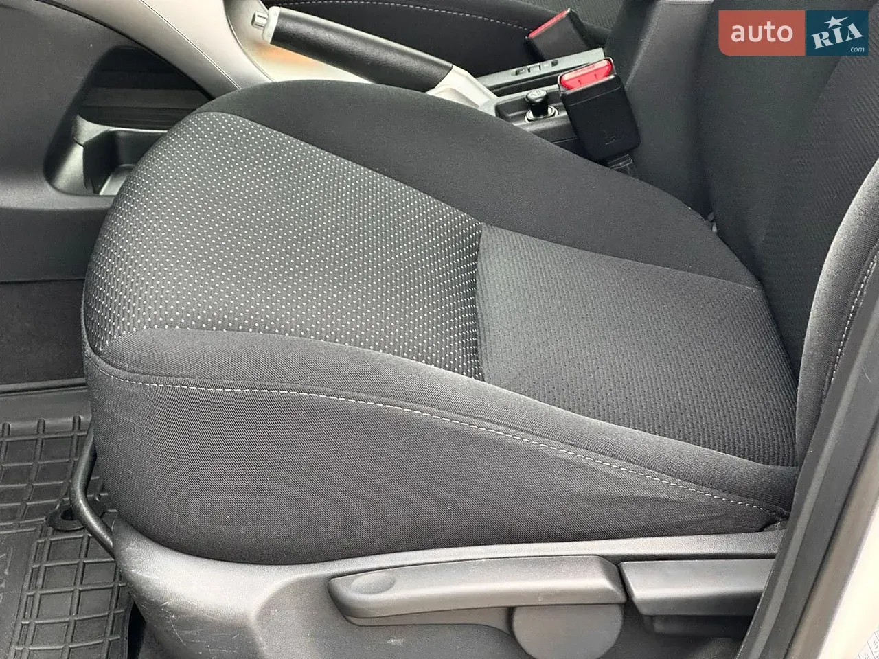 Toyota Auris 2012 photo 2