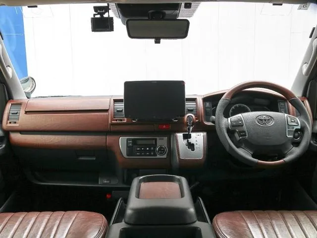 Toyota Hiace Van 2024 photo 2