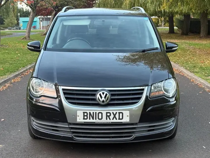 Volkswagen Touran 2010 photo 2