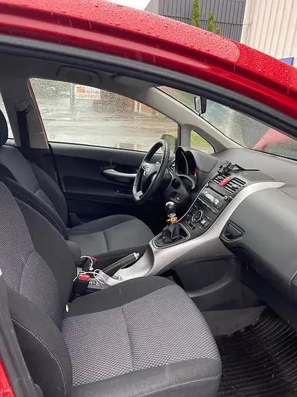 Toyota Auris 2010 photo 2