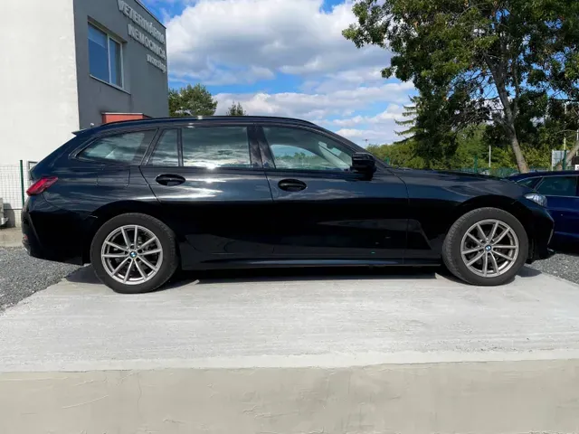 BMW 3 Series 2022 photo 3