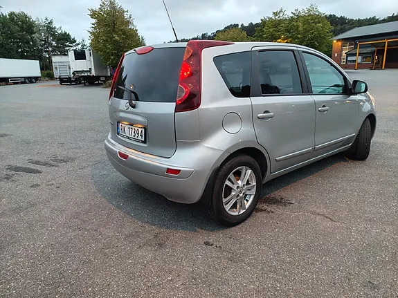 Nissan Note 2010 photo 3