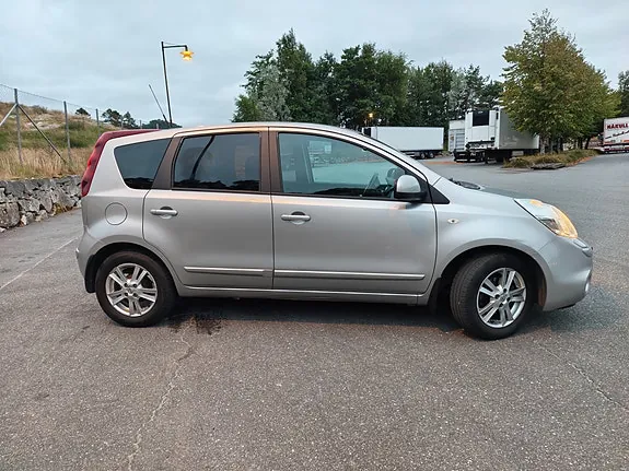 Nissan Note 2010 photo 2