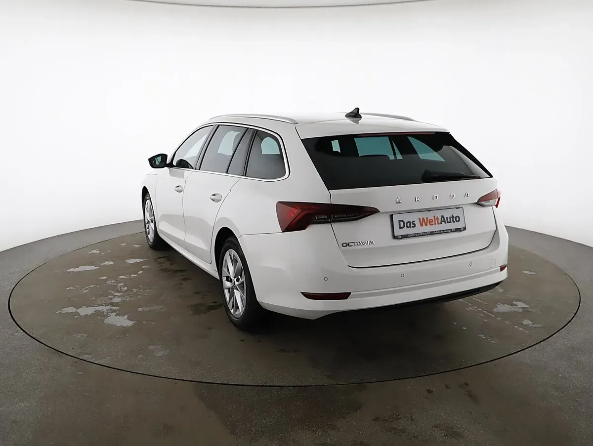 Skoda Octavia 2023 photo 2