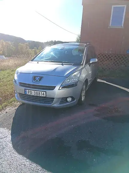 Peugeot 5008 2011 photo 2