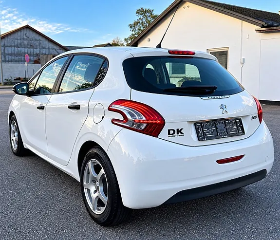 Peugeot 208 2015 photo 3