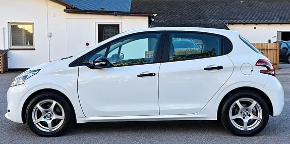 Peugeot 208 2015 photo 5