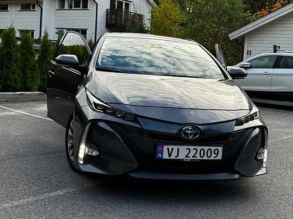 Toyota Prius Plug-In Hybrid 2020 photo 3