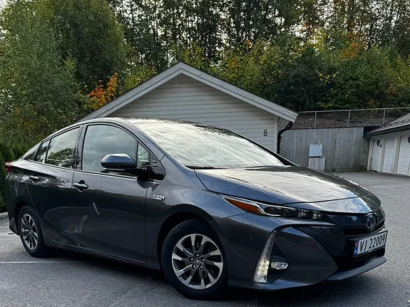 Toyota Prius Plug-In Hybrid 2020 photo 2