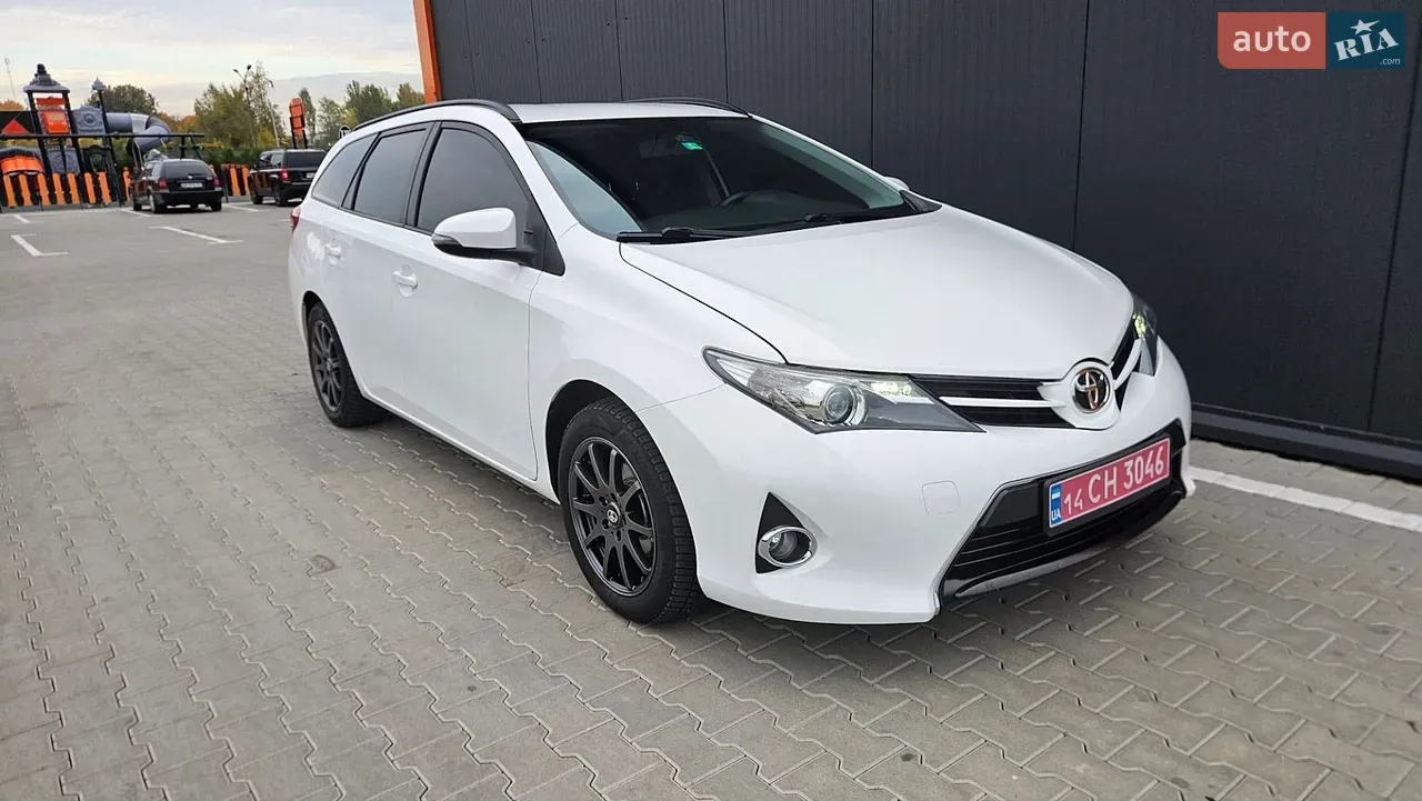 Toyota Auris 2013 photo 2