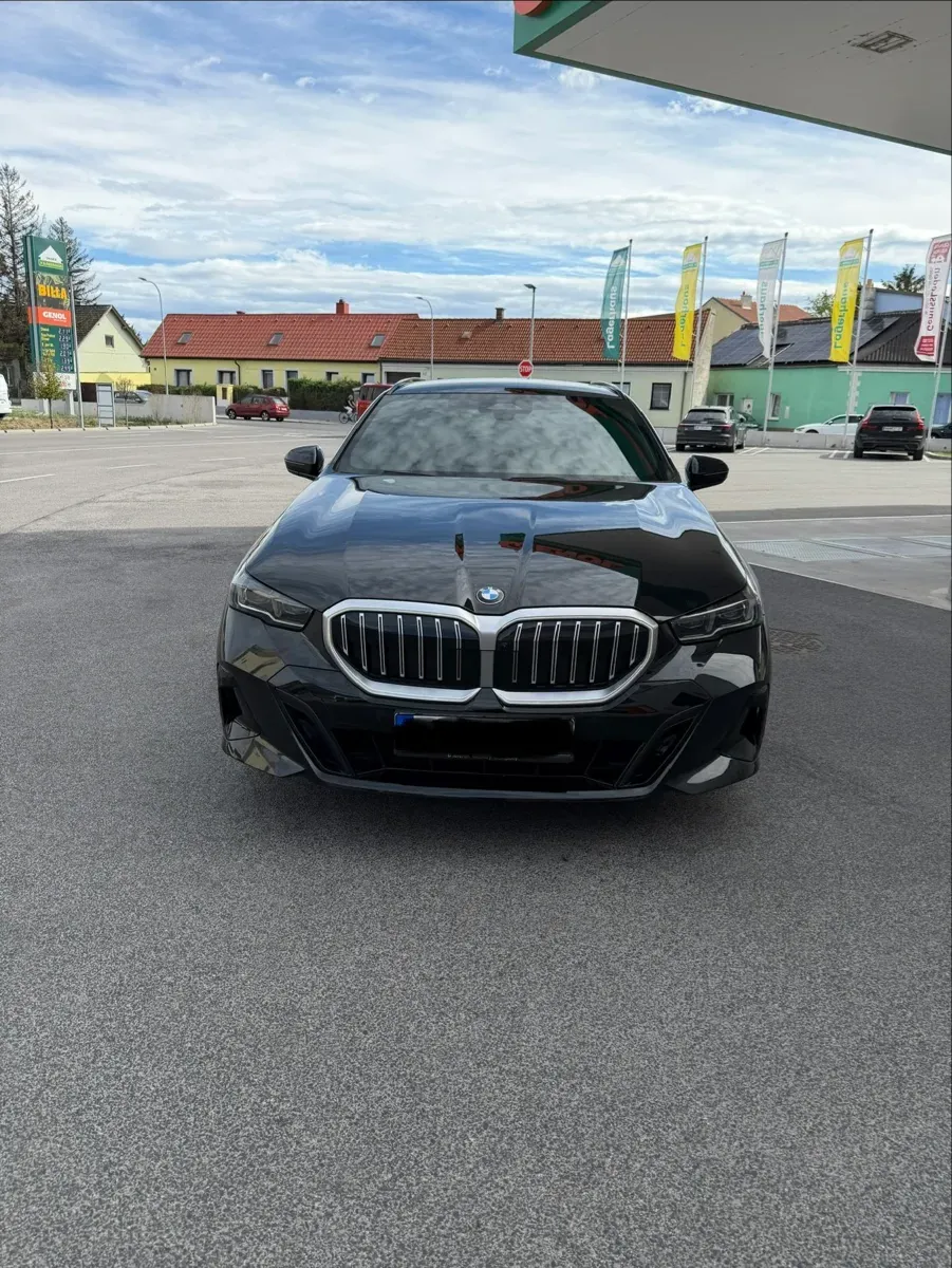 BMW 5 Series 2025 photo 2