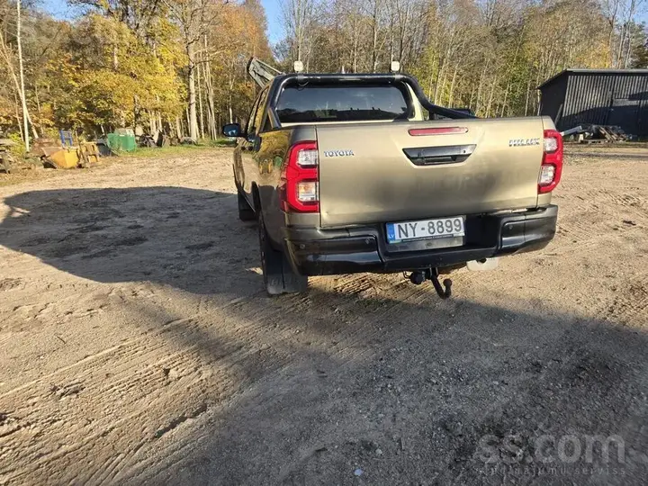 Toyota Hilux 2023 photo 4