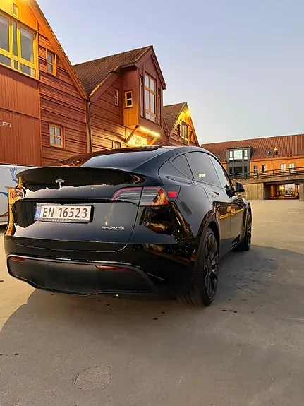 Tesla Model Y 2025 photo 4