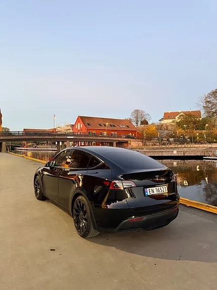 Tesla Model Y 2025 photo 3