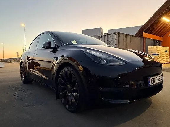 Tesla Model Y 2025 photo 2