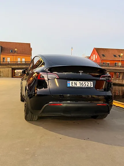 Tesla Model Y 2025 photo 5