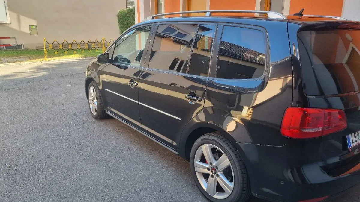 Volkswagen Touran 2011 photo 3