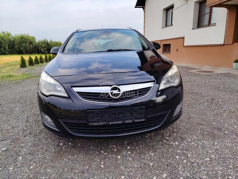 Opel Astra J 2012 photo 3
