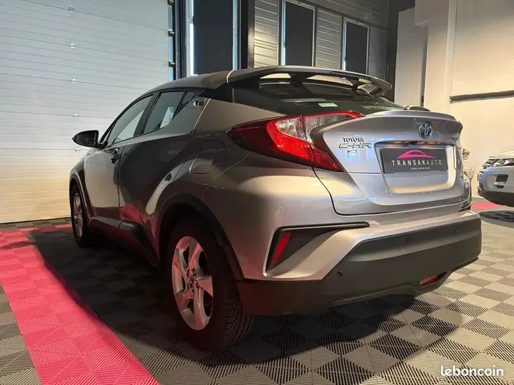 Toyota C-Hr 2017 photo 2