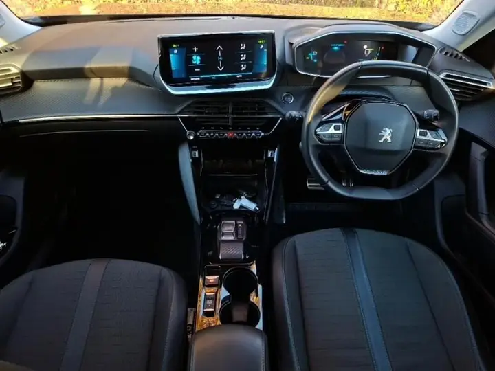Peugeot E-2008 2022 photo 3
