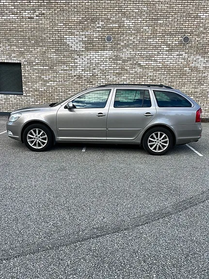 Skoda Octavia 2010 photo 4