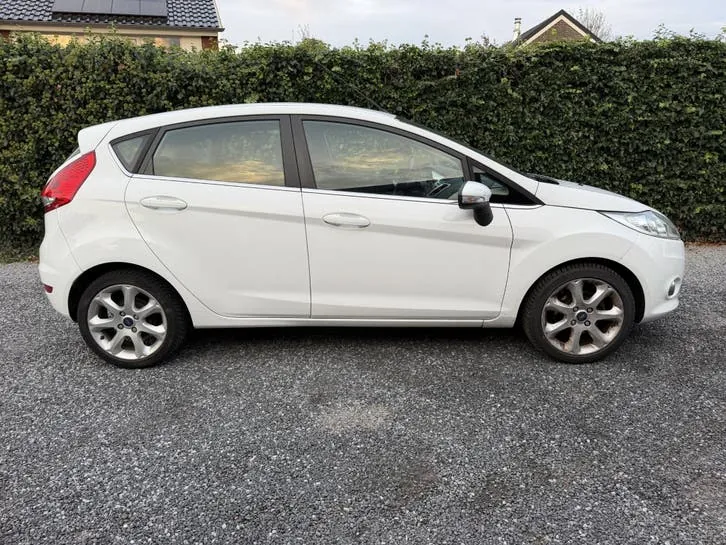 Ford Fiesta 2012 photo 2