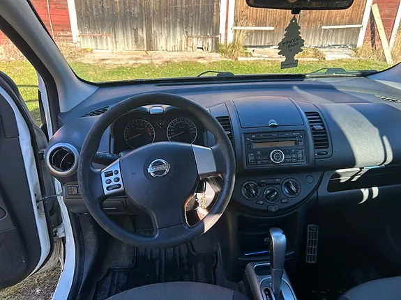 Nissan Note 2011 photo 5