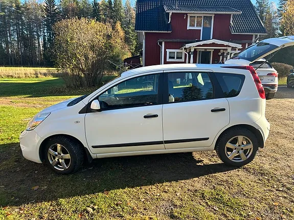 Nissan Note 2011 photo 3