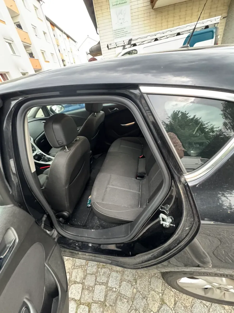 Opel Astra 2011 photo 3